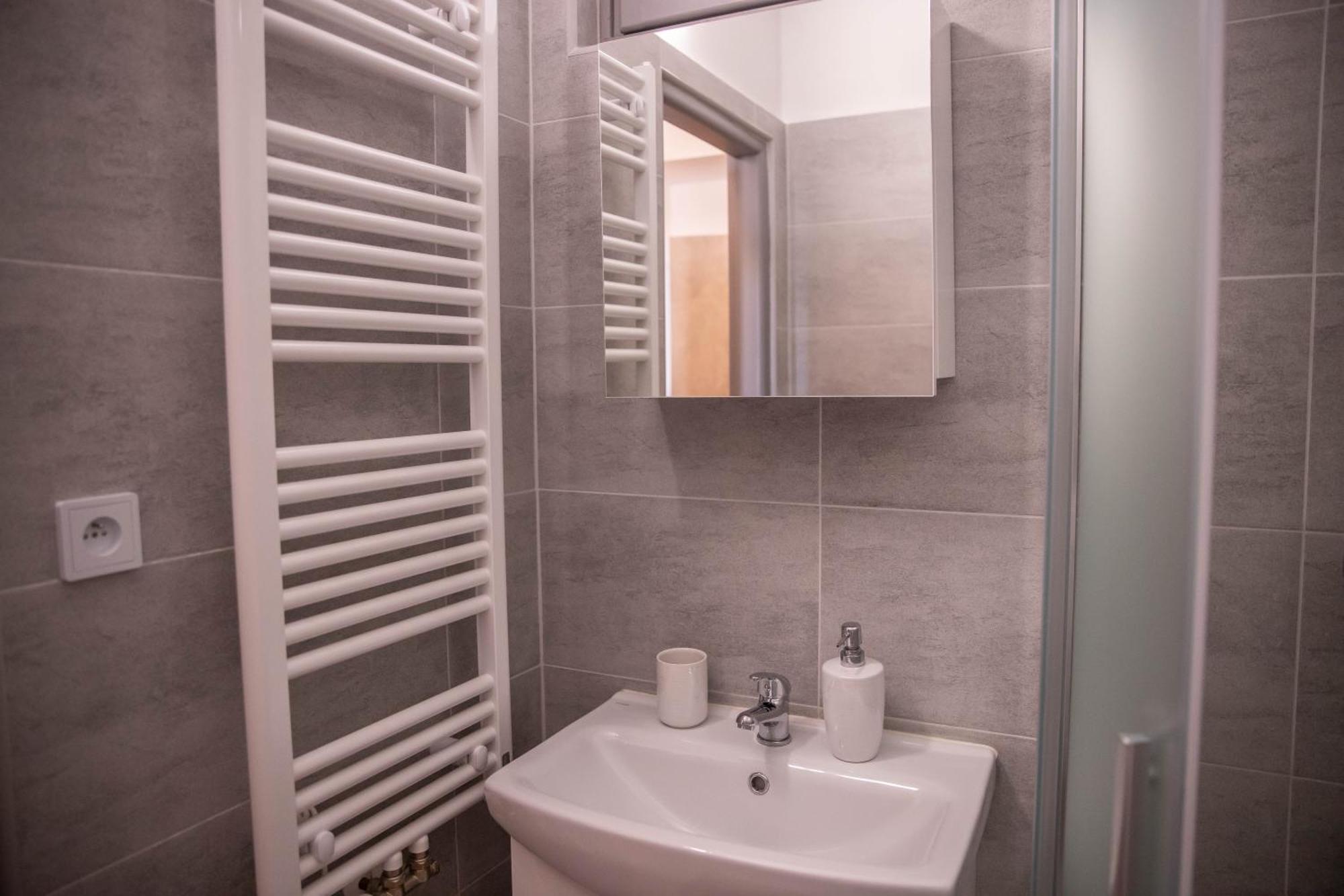 Prostorny Byt V Centru U Reky, 2 Loznice, Balkon Hradec Králové Dış mekan fotoğraf