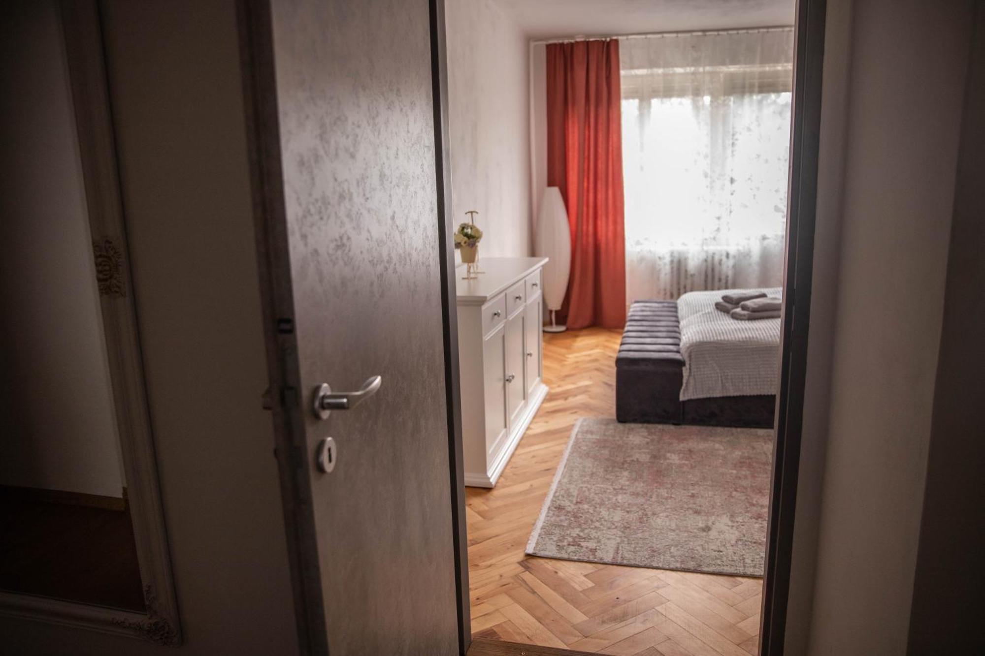 Prostorny Byt V Centru U Reky, 2 Loznice, Balkon Hradec Králové Dış mekan fotoğraf