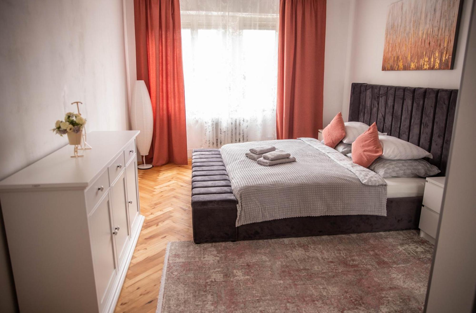 Prostorny Byt V Centru U Reky, 2 Loznice, Balkon Hradec Králové Dış mekan fotoğraf